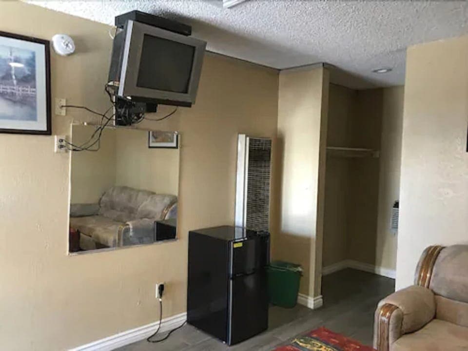 Deluxe Room, 1 Queen Bed | Living area | LCD TV