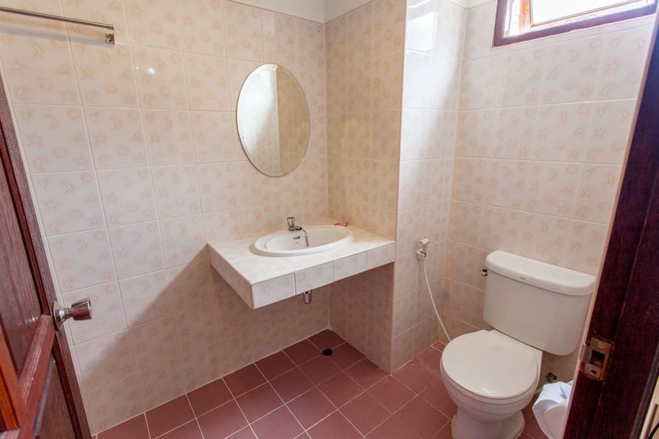 Deluxe Double Room | Bathroom | Shower, rainfall showerhead, free toiletries, hair dryer