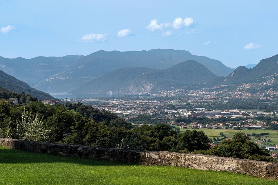 Veduta del lago d'Iseo dal santuario.