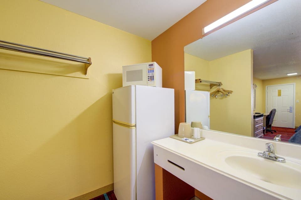 Room, 2 Queen Beds, Non Smoking | Room amenity