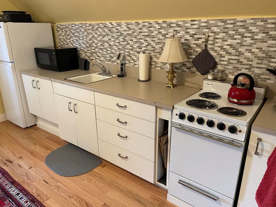 Fully furnished kitchenette with 
fridge, microwave, oven, Keurig 
