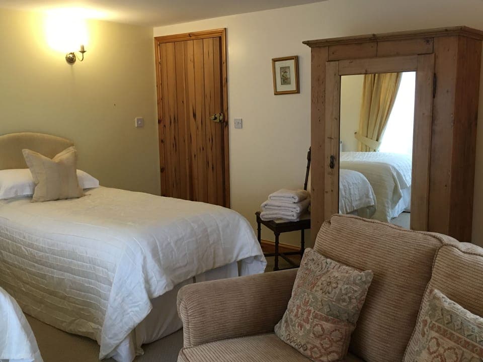 Standard Twin Room, Accessible, Ensuite (Wren's Retreat) | Living area | TV
