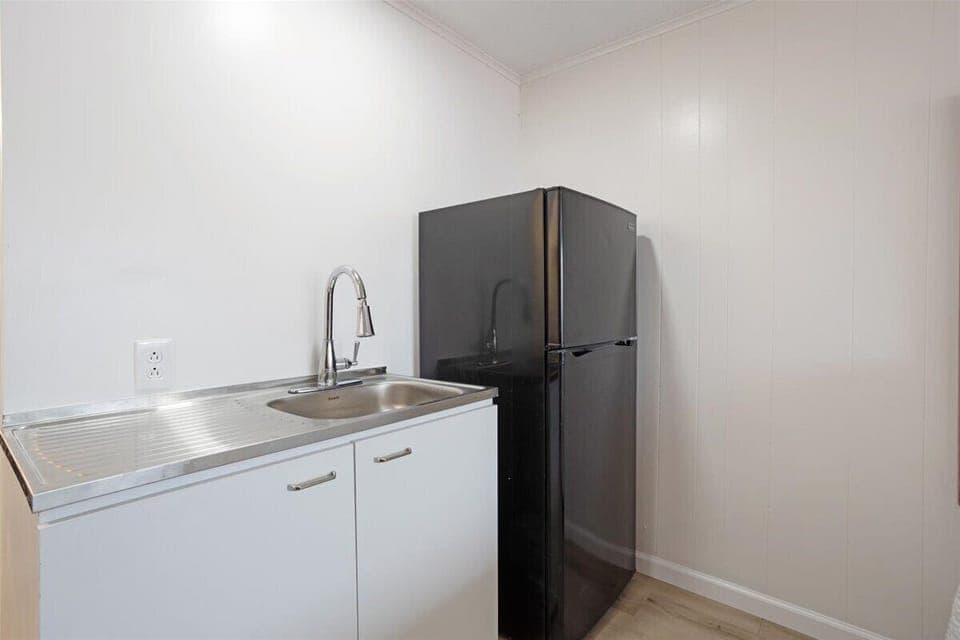 Deluxe Studio Suite | Private kitchen | Fridge, microwave, coffee/tea maker, electric kettle