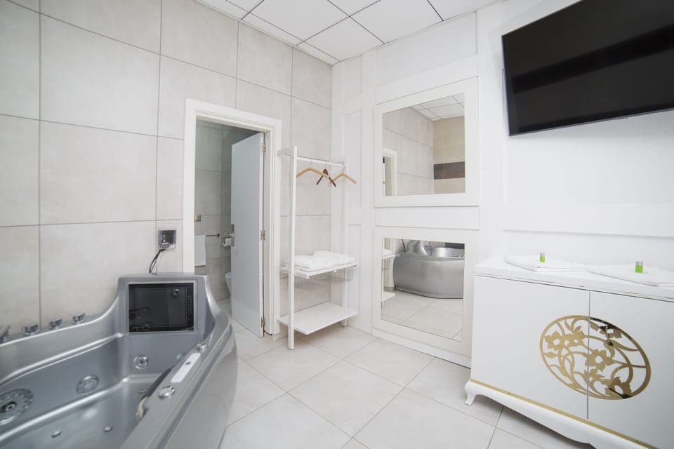 Royal Suite, 1 Queen Bed, Jetted Tub | Jetted tub