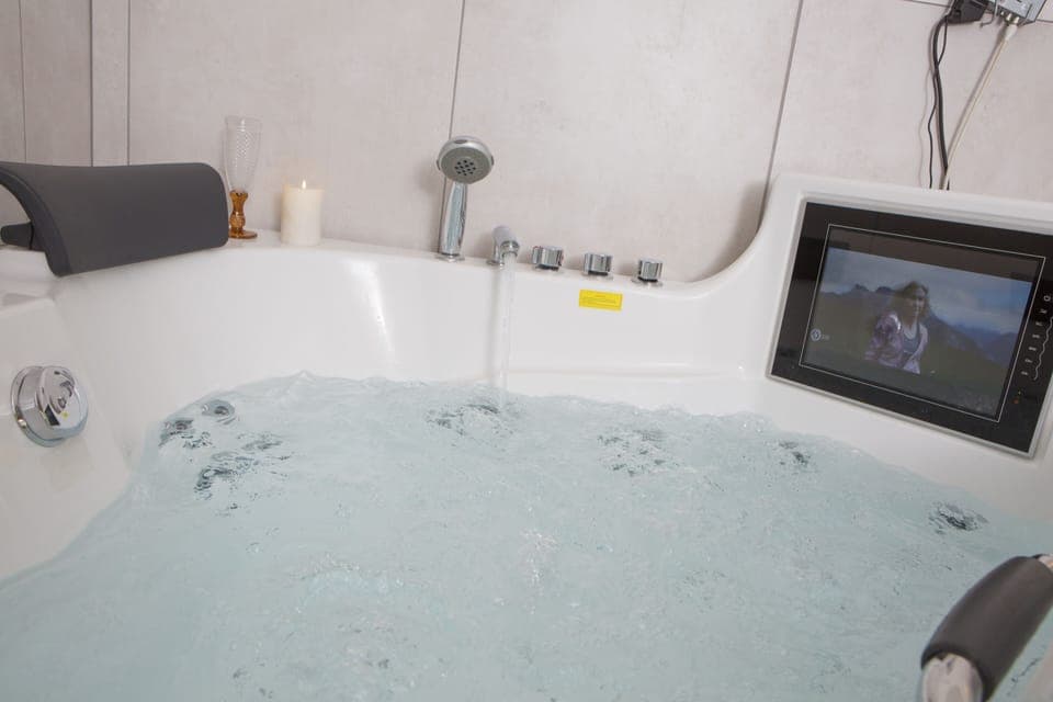 Royal Suite, 1 Queen Bed, Jetted Tub | Jetted tub