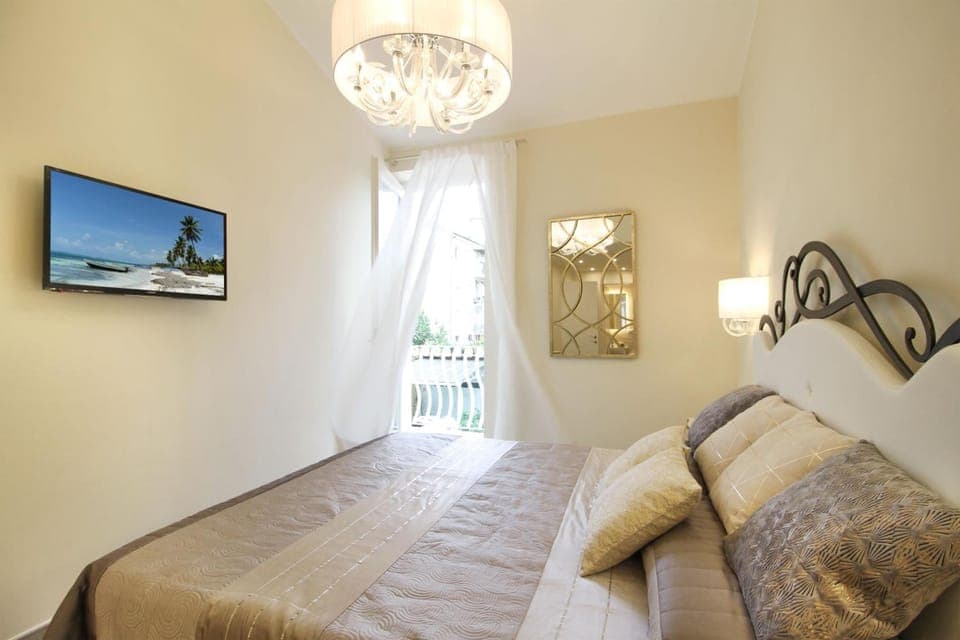 Memory foam beds, desk, free WiFi, bed sheets