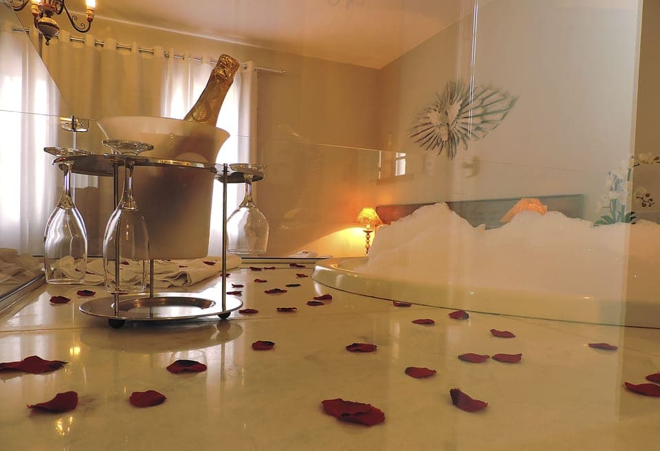 Suite (Master) | Bathroom | Shower, free toiletries, hair dryer, towels