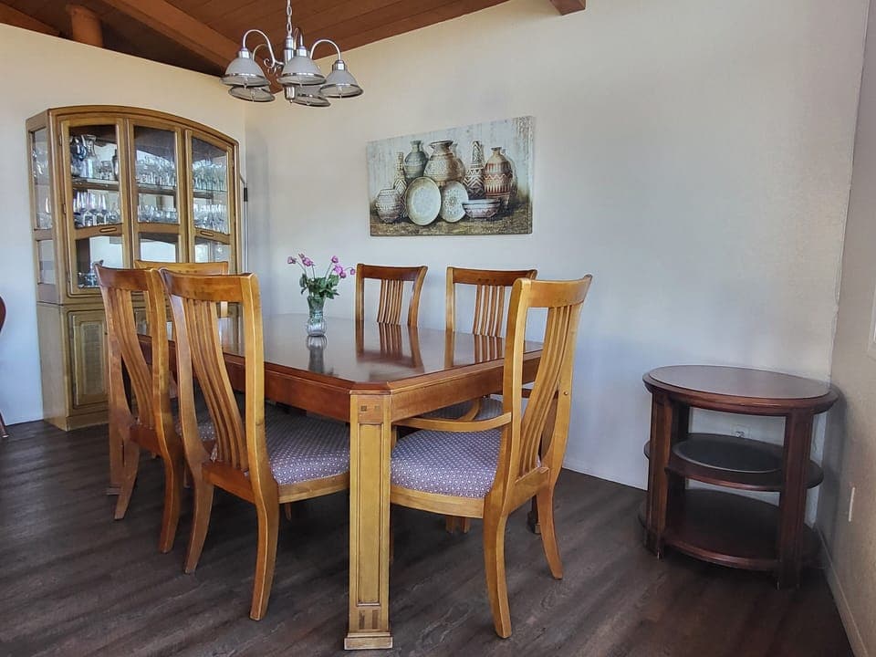 Dining area seats 6-10 with extension leaves 