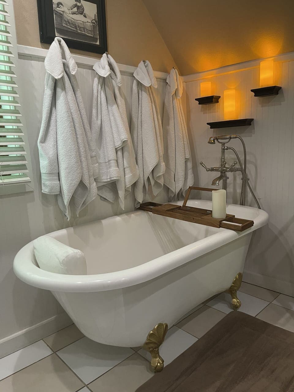 Downtown BnB King Bed Clawfoot Tub & Jacuzzi 2 | 1 bedroom, premium bedding