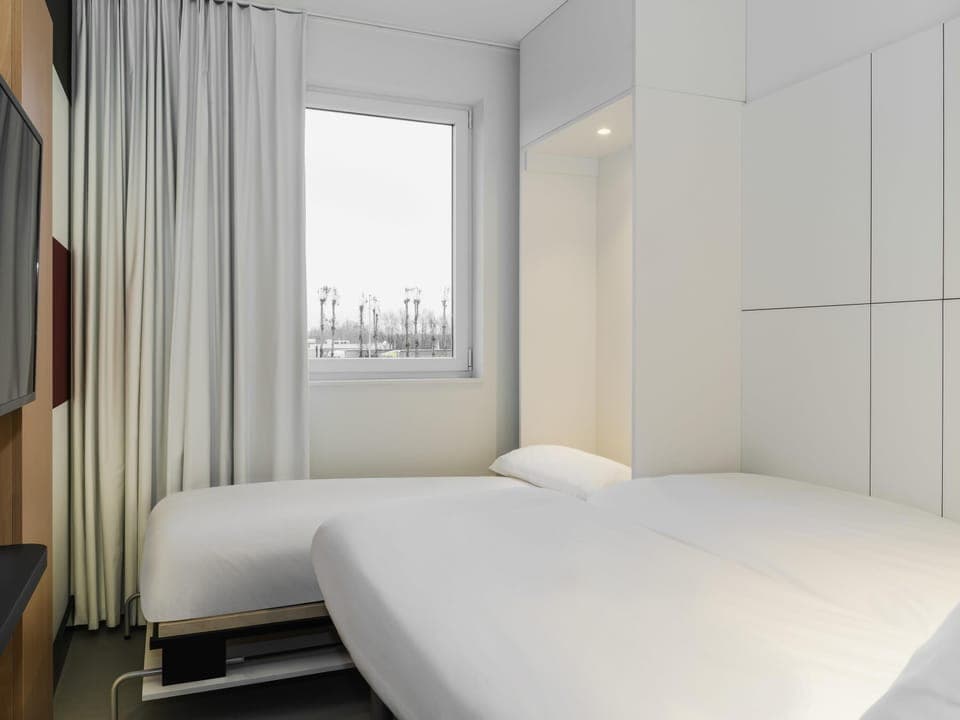 Room, 3 Twin Beds | Desk, blackout drapes, soundproofing, free cribs/infant beds