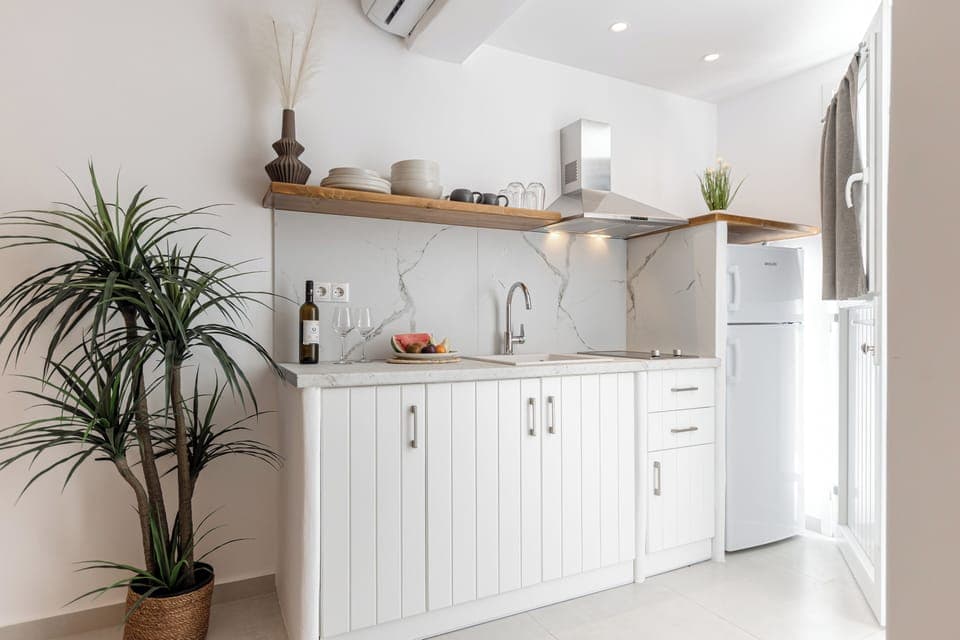 Comfort Studio | Private kitchenette | Fridge, stovetop, espresso maker, coffee/tea maker