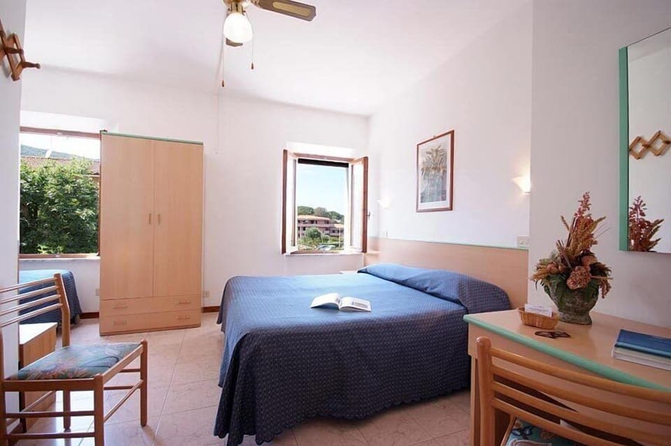 Triple Room | Minibar, in-room safe, desk, free WiFi