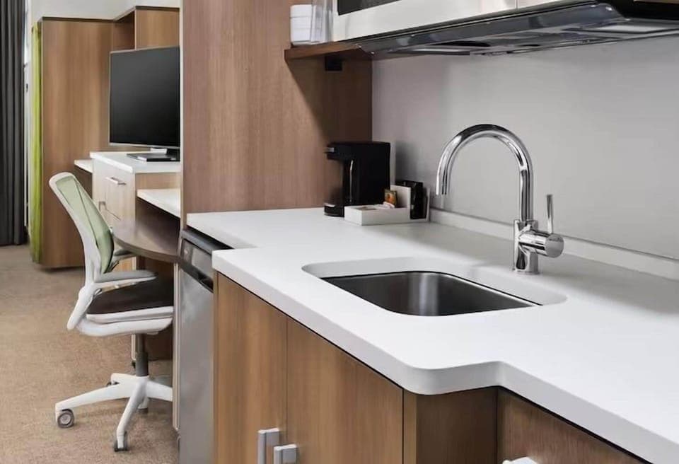 Premium bedding, desk, iron/ironing board, free WiFi