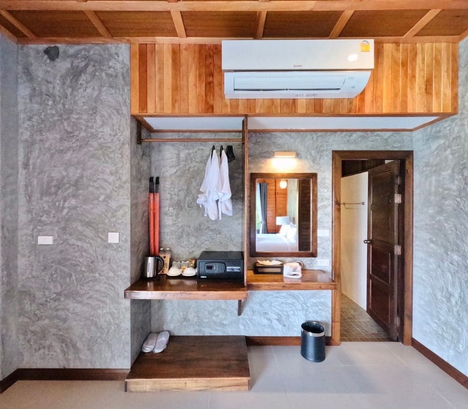 Villa with Private Pool (Free pick up and dop off at Mae Haad Pier) | Free WiFi, bed sheets