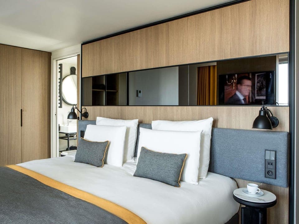 Privilege, Room, 1 Queen Bed, Balcony | In-room safe, desk, soundproofing, iron/ironing board