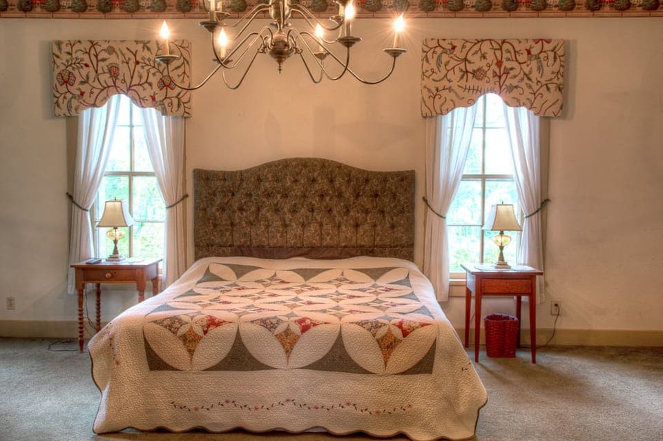 Room, Private Bathroom (Abby's Hideaway (Springfield)) | Desk, iron/ironing board, free WiFi