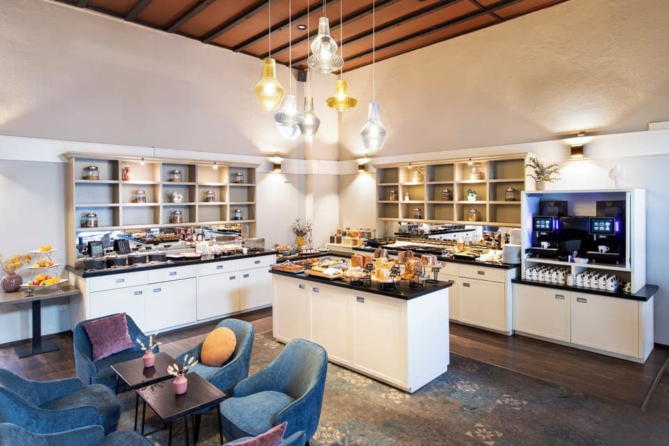 Daily full breakfast (EUR 24.50 per person)