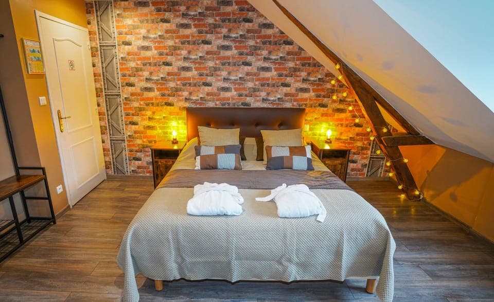 Room (Loft Industriel) | Individually decorated, individually furnished, desk, blackout drapes