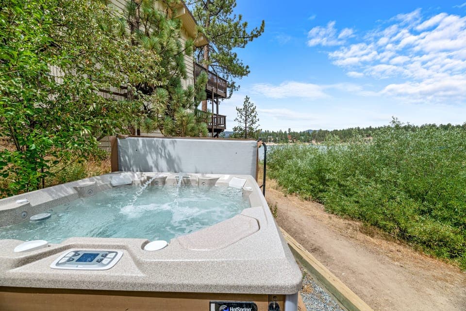 Private hot tub with lake views - Private hot tub with lake views