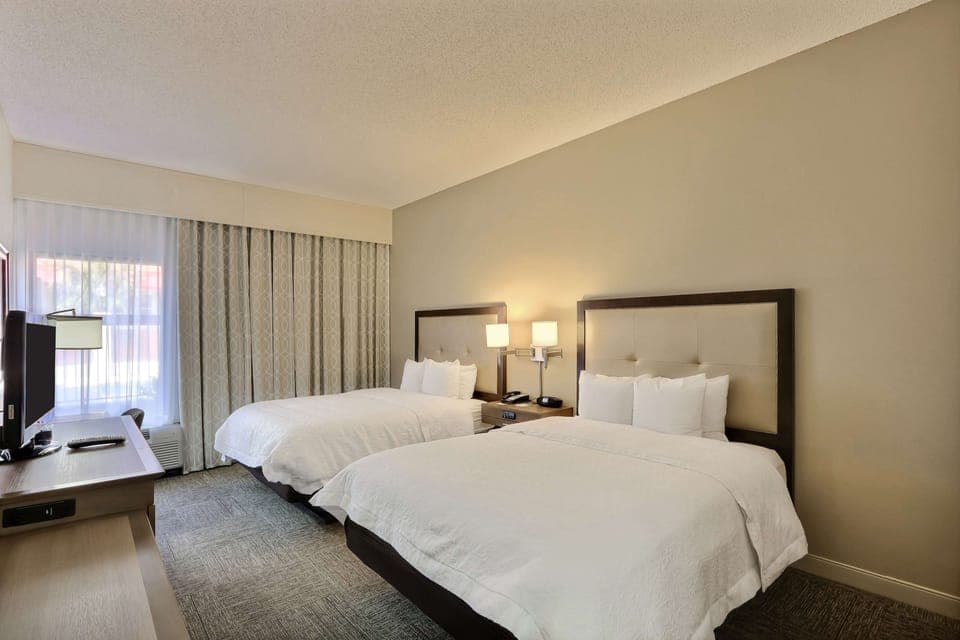 Desk, iron/ironing board, Internet, bed sheets