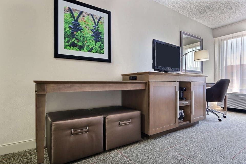 Desk, iron/ironing board, Internet, bed sheets