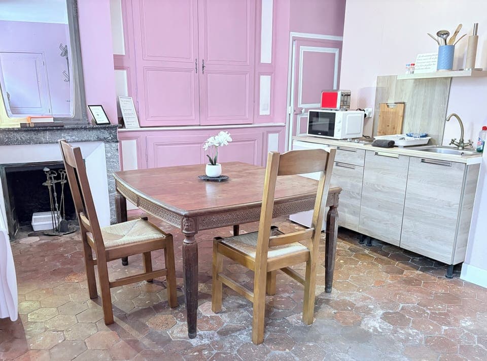 Suite (Gustave Flaubert) | Private kitchen | Oven, stovetop, coffee/tea maker, electric kettle