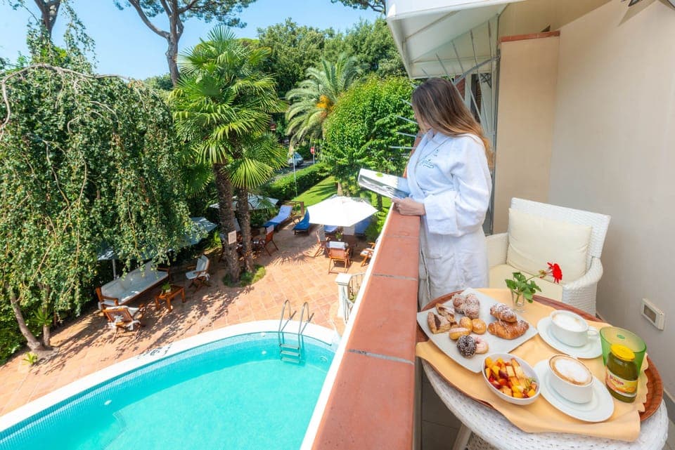 Egyptian cotton sheets, premium bedding, pillowtop beds, minibar