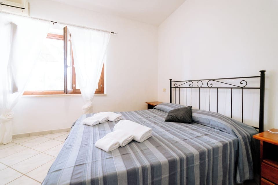 Premium bedding, down comforters, iron/ironing board, free WiFi