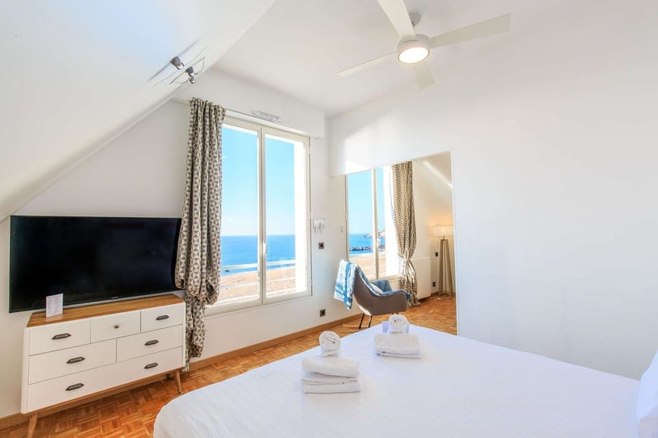 Suite, 1 King Bed, Non Smoking, Sea View | In-room safe, desk, blackout drapes, soundproofing