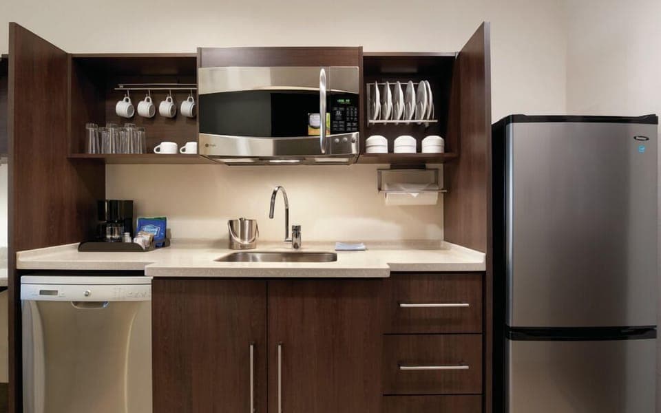 Full-size fridge, microwave, dishwasher, coffee/tea maker