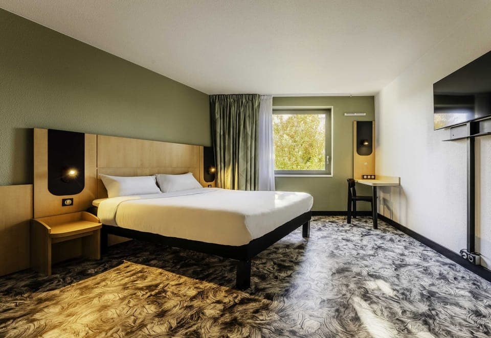 Double Room, Accessible | Desk, blackout drapes, soundproofing, free WiFi