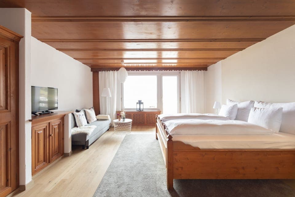 Hypo-allergenic bedding, down comforters, in-room safe, desk