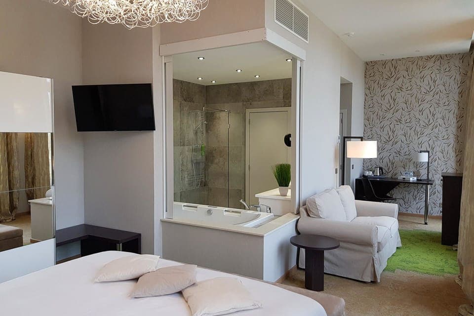 Deluxe Suite | Minibar, desk, free WiFi, bed sheets