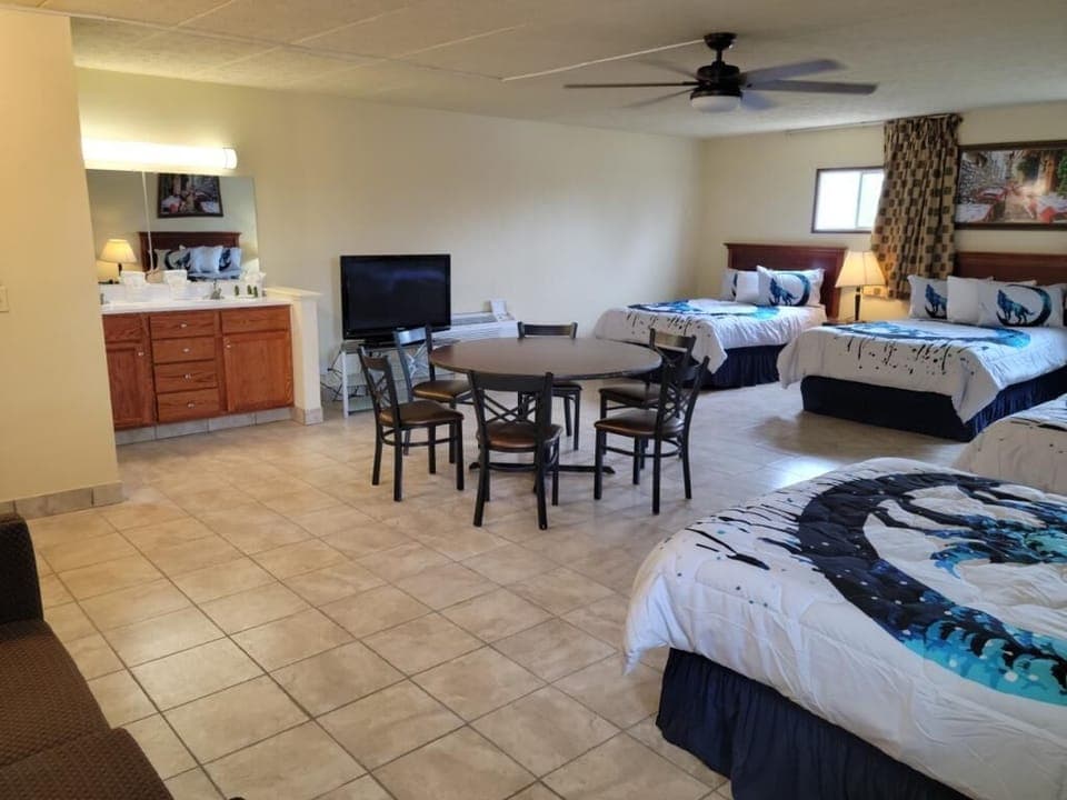 Family Room | Desk, blackout drapes, free WiFi, bed sheets