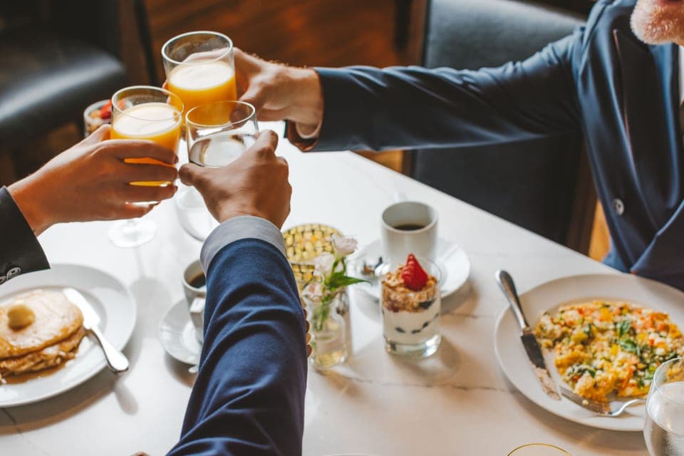 Breakfast, lunch, dinner served; American cuisine, alfresco dining 