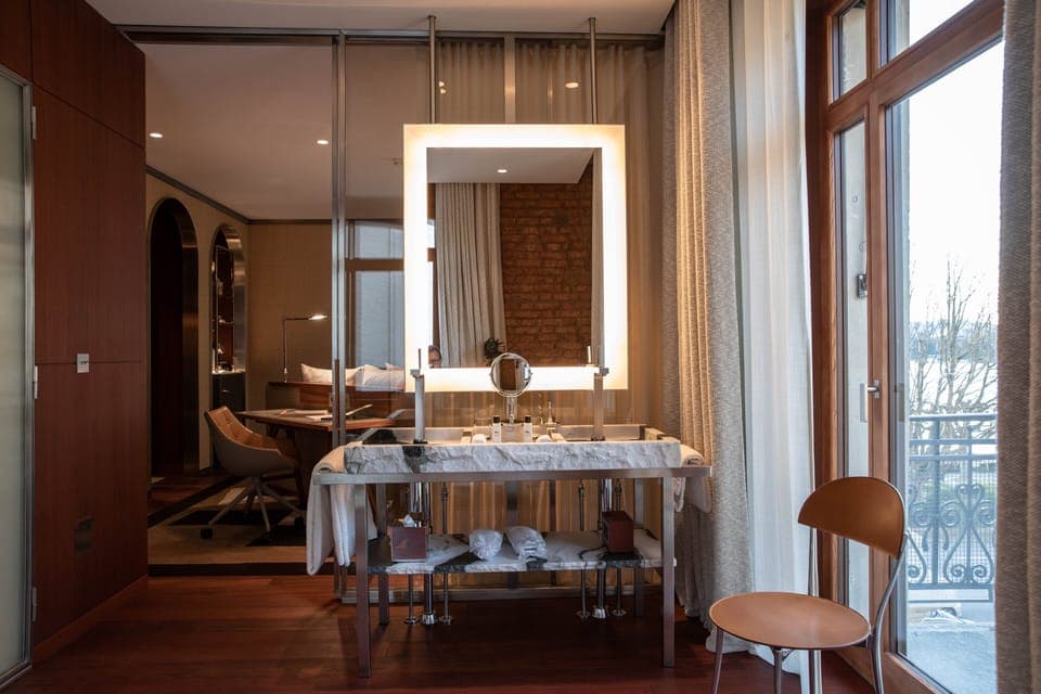Room, Corner | Bathroom sink