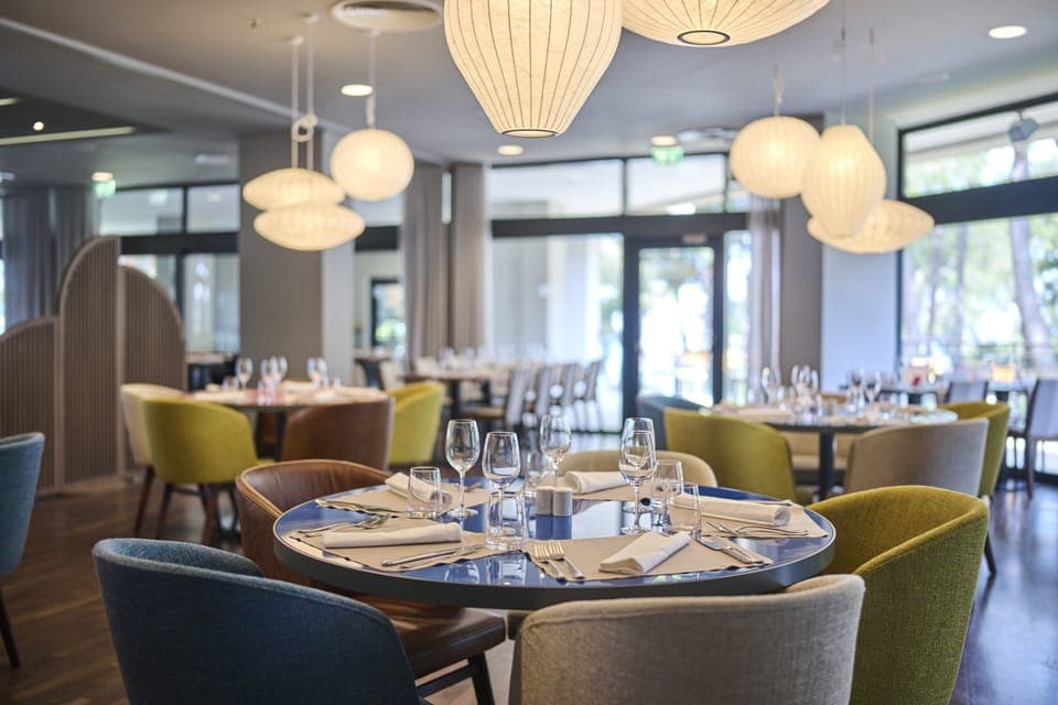 2 restaurants, lunch served