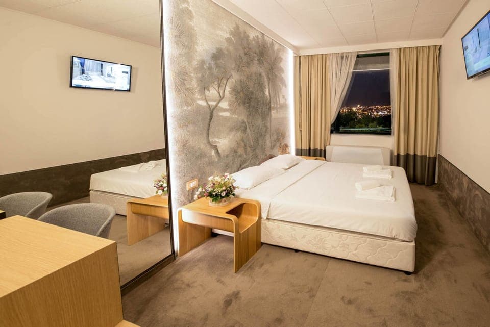 Premium bedding, desk, free WiFi