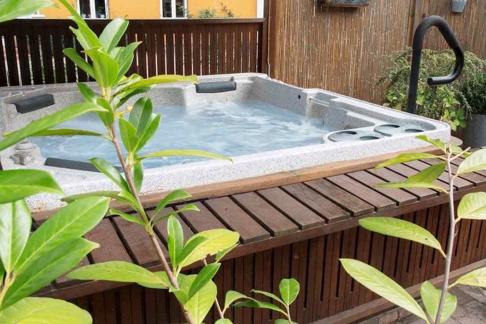 Couples treatment rooms, body treatments, hot stone massages