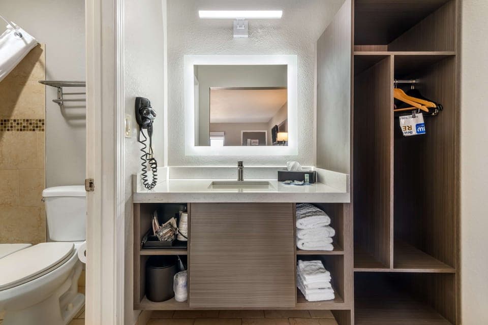 Standard Room, 2 Queen Beds, Non Smoking, Refrigerator & Microwave (Deluxe) | Bathroom | Combined shower/tub, free toiletries, hair dryer, towels