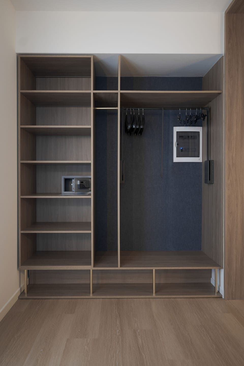 Studio Suite, 1 King Bed, Kitchenette, Courtyard Area | Wardrobe