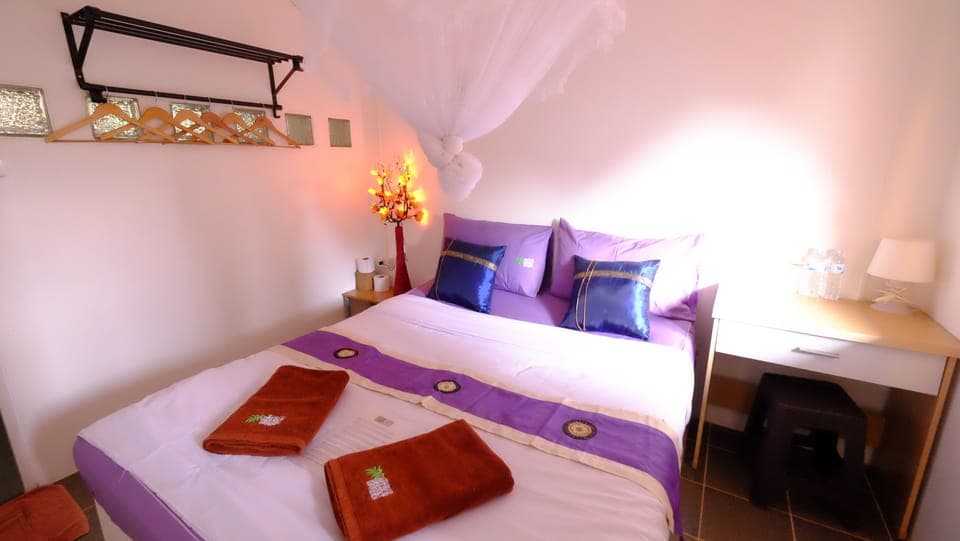 Fan Room | Free WiFi