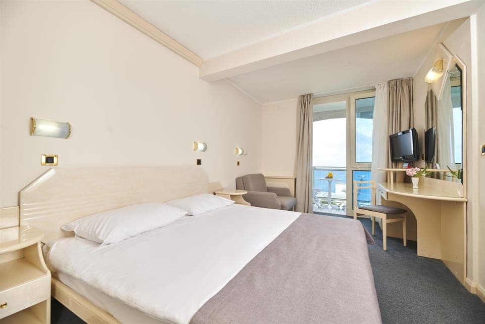 Classic room with balcony, Sea side | View from room