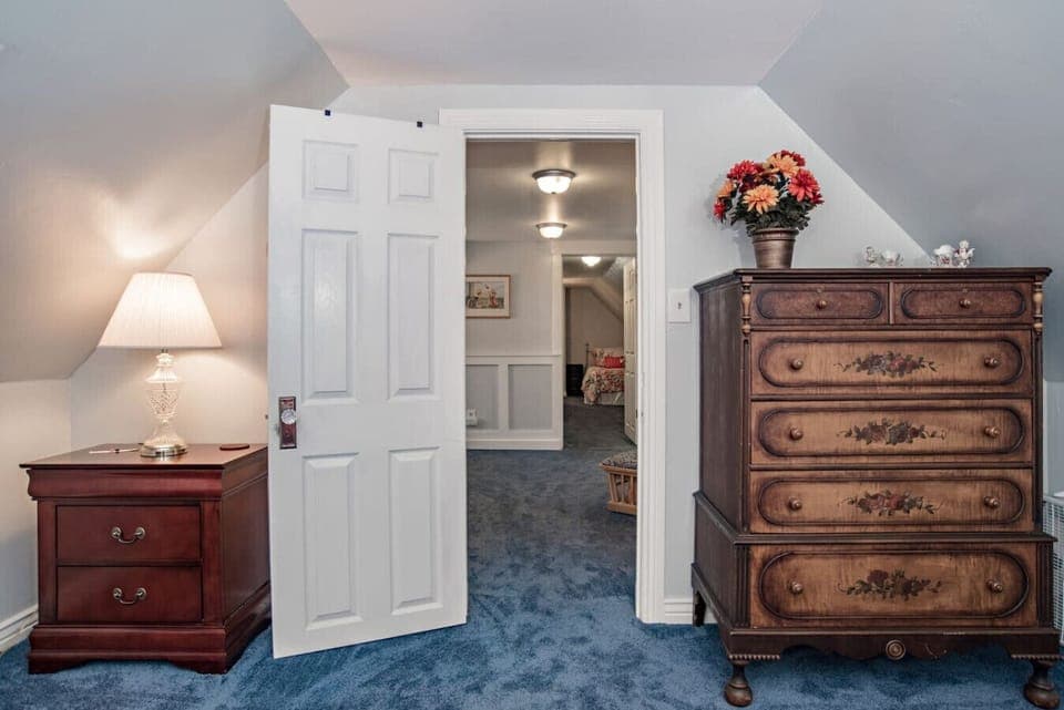 Second guest bedroom on upper level