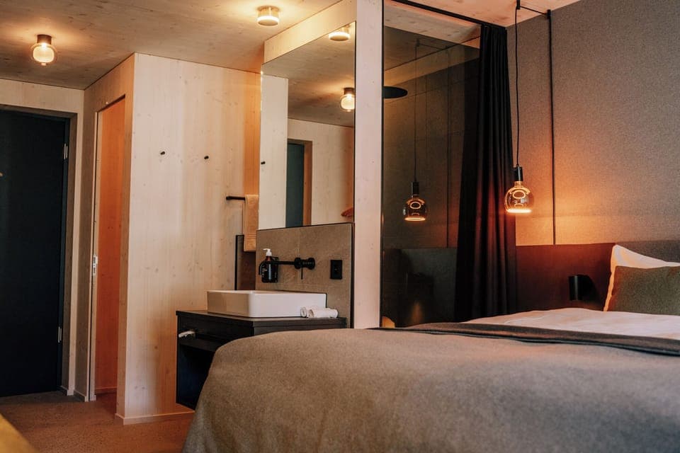 Room, 1 King Bed | Bathroom | Shower, rainfall showerhead, free toiletries, hair dryer