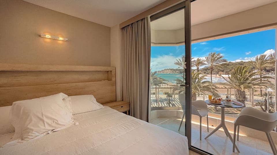 Deluxe Studio Suite, Sea View | Down comforters, minibar, in-room safe, blackout drapes