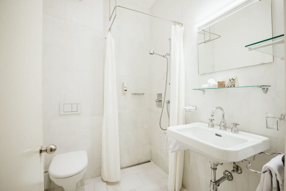 Comfort Twin Room, 2 Twin Beds | Bathroom | Shower, free toiletries, hair dryer, towels