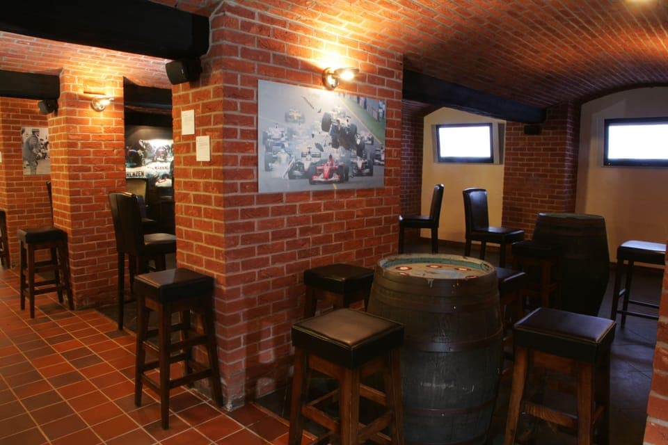 3 bars/lounges, sports bar