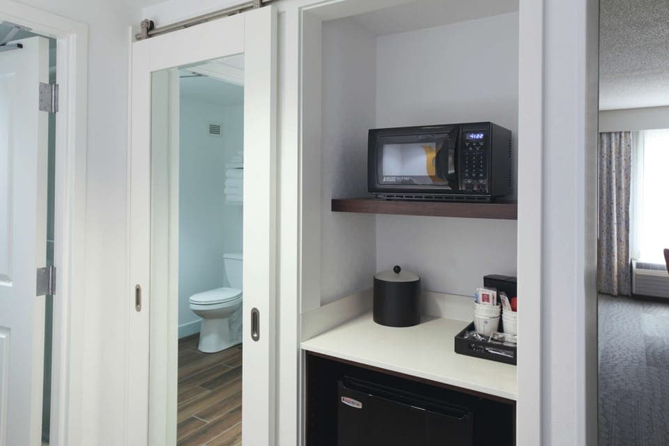 Studio, 1 King Bed with Sofa bed, Non Smoking | Hypo-allergenic bedding, iron/ironing board, free cribs/infant beds