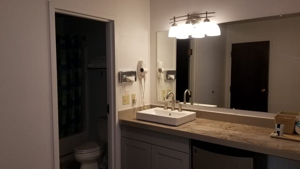Combined shower/tub, towels